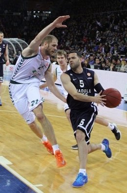 Zoric tapona un lanzamiento del Efes