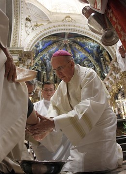 Monseñor Osoro en el lavatorio de pies durante la misa de la Cena del Señor.