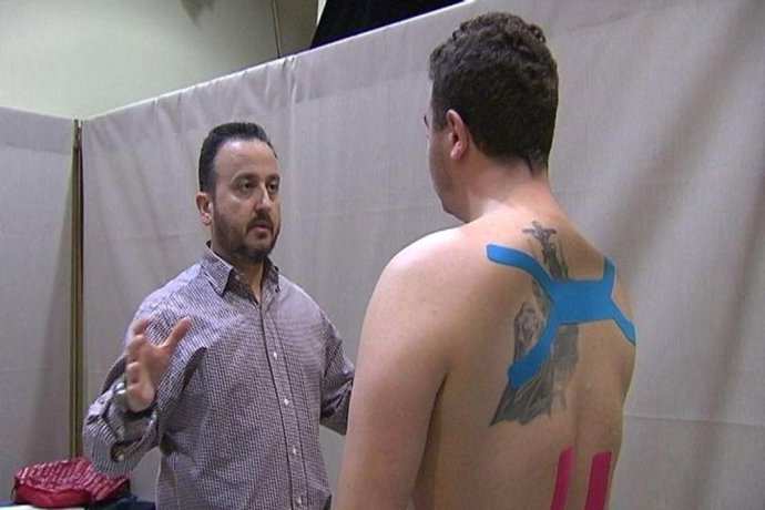 Costaleros atendidos por fisioterapeutas