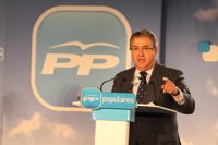 Zoido insiste en que el caso "gravísimo" de los ERE debe analizarse "de una forma u otra" en el Congreso