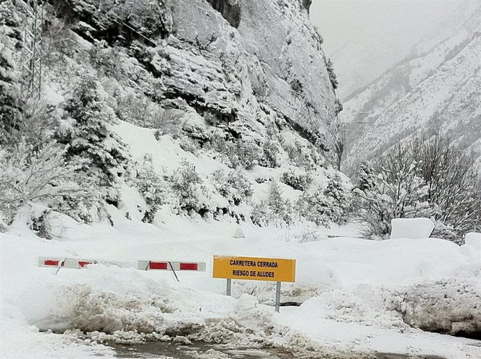 Señal de aludes en la carretera de acceso al Balneario de Panticosa