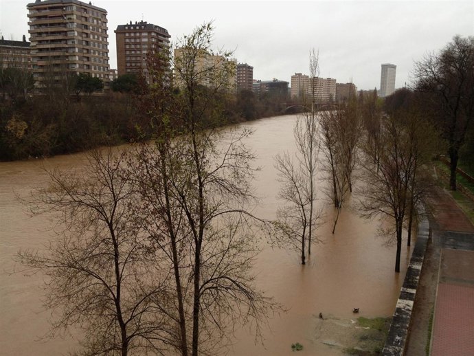 El río Pisuerga a su paso por Valladolid, en la mañana del 29 de marzo