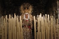 La lluvia altera las procesiones de la Madrugá e impide la estación de penitencia de Los Gitanos