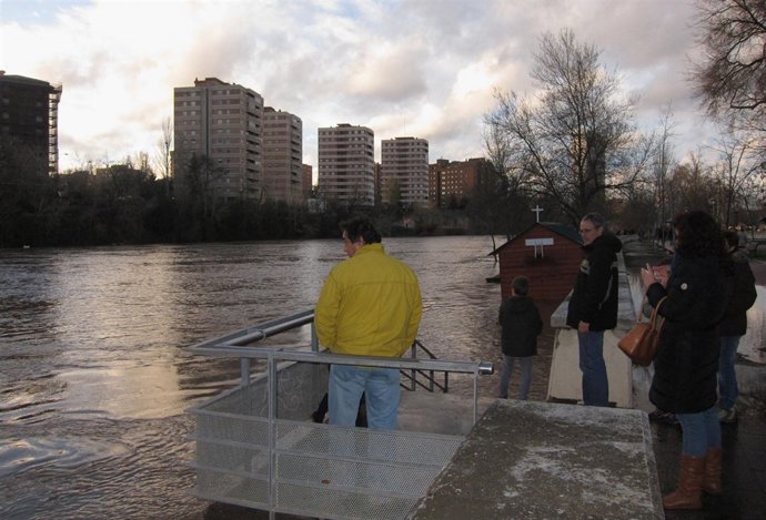 Varios vallisoletanos fotografían la crecida del río Pisuerga