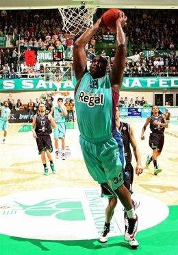 Jawai, del Barcelona regal, machando el aro del Montepaschi