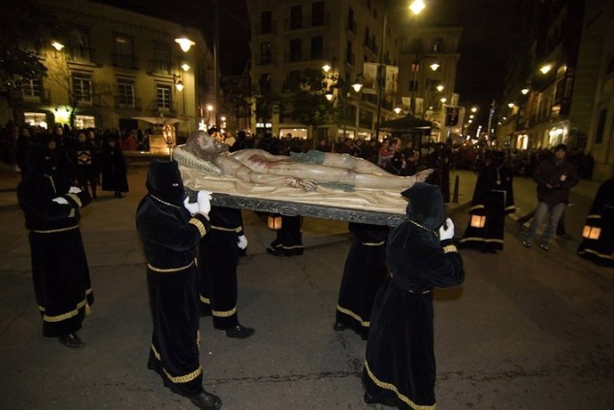 La Cofradía del Santo Entierro traslada a su Cristo Yacente
