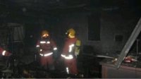 Tres policías y una mujer resultan intoxicados en el incendio de una vivienda en Torrent