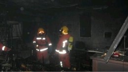 Bomberos en el interior de la vivienda afectada por el fuego en Torrent