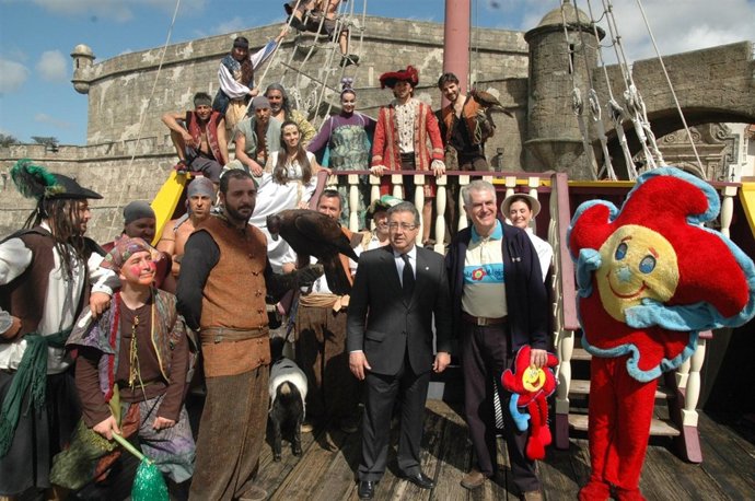 Zoido y el gerente de Isla Mágica en la inauguración de la nueva temporada