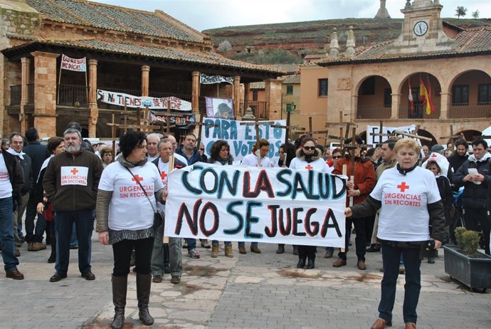 Participantes en la manifestación contra el cierre de las urgencias nocturnas.