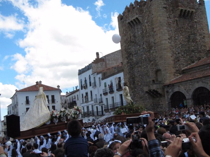 El Resucitado Y La Virgen De La Alegría Procesionan Este Domingo En Cáceres