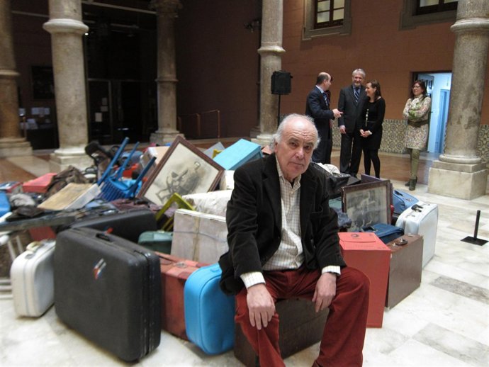 El artista Cristóbal Toral posando en su instalación en el Palacio de Sástago