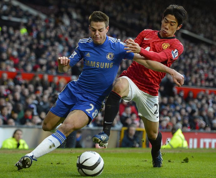 Shinji Kagawa, Manchester United, y César Azpilicueta, Chelsea
