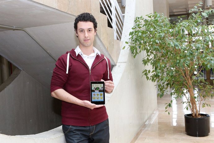 Asier Alejo muestra el juego en una tableta Android.