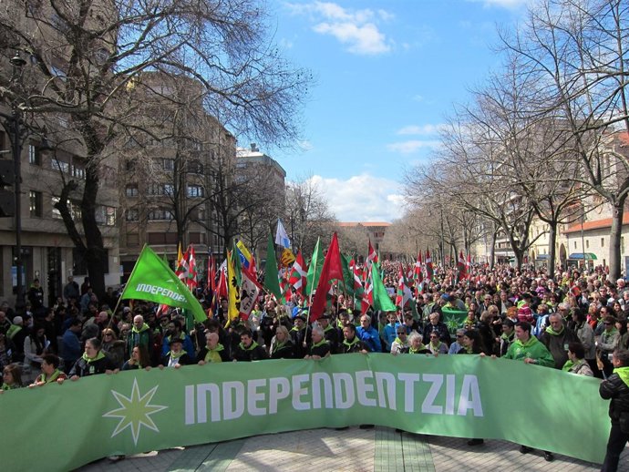 Miles de personas se manifiestan en Pamplona para celebrar el Aberri Eguna
