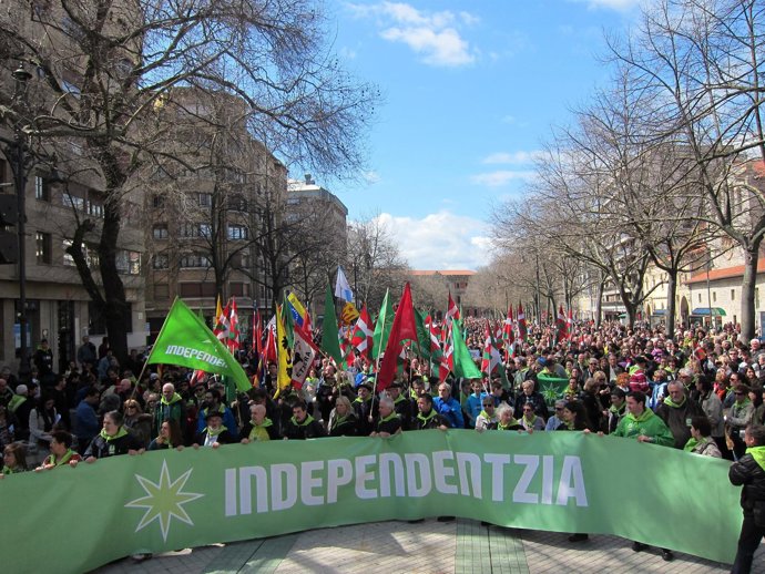 Miles de personas se manifiestan en Pamplona para celebrar el Aberri Eguna