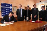 Bauzá y Bosch escriben en el libro de condolencias y agradecen la labor desarrollada por Montserrat Casas