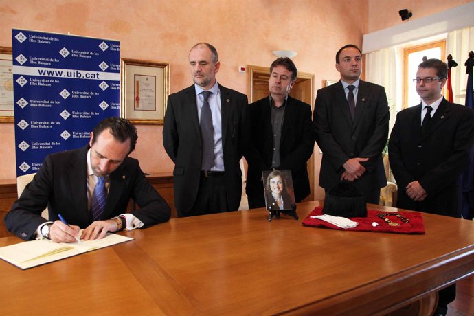 Bauzá escribe en el libro de pésame de Casas