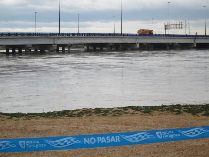 Mota en el barrio del Actur, crecida del río Ebro a su paso por Zaragoza