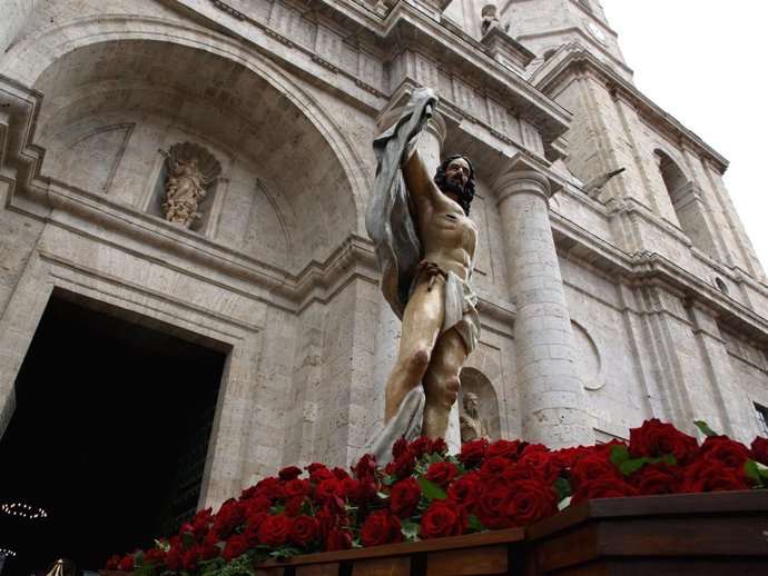 La imagen de Jesús Resucitado bajo el cielo nublado de Valladolid