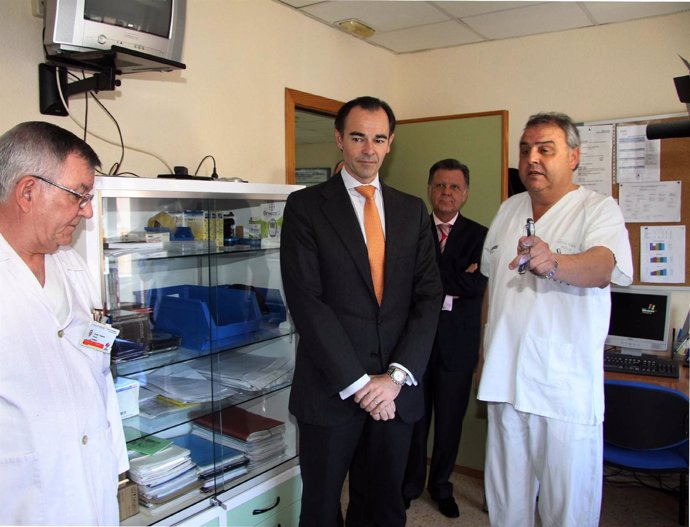 El conseller de Sanidad, Manuel Llombart, visita el Hospital General