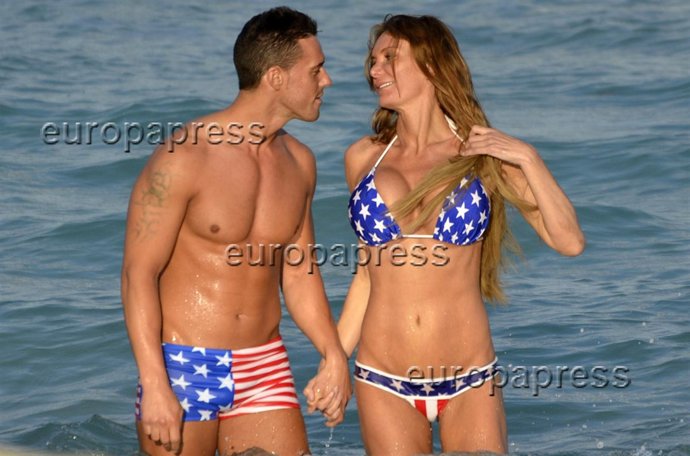 Yola Berrocal junto a Carlos Casaña en una playa en Miami