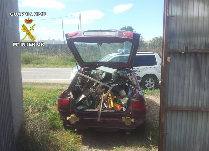 Un vehículo con los productos robados en naves industriales