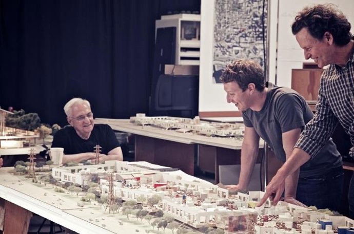 Frank Gehry (izquierda) y Mark Zuckerberg