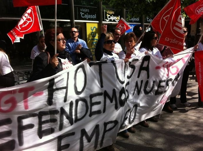 Trabajadores de Hacienda La Boticaria protestan ante CaixaBank en Sevilla