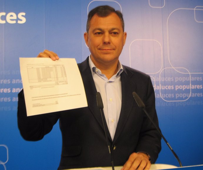 El secretario general del PP-A, José Luis Sanz, enseña un documento de los ERE 