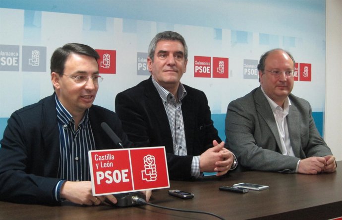 Julio Villarrubia junto a los socialistas Enrique Cabero y Fernando Pablos