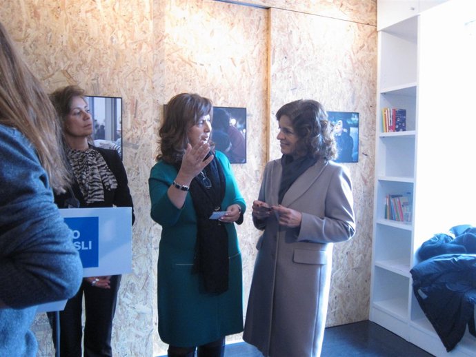 La alcaldesa con la presidenta de la asociación ADISLI