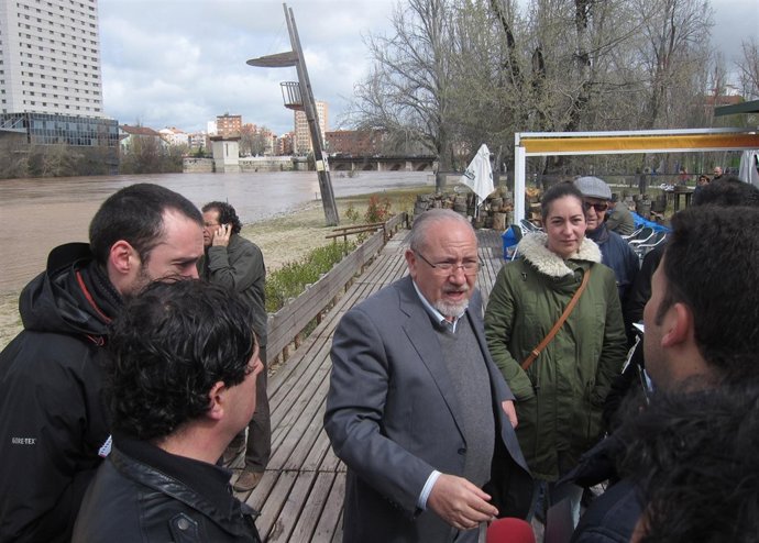 El presidente de la CHD, José Valín, conversa con trabajadores de los medios