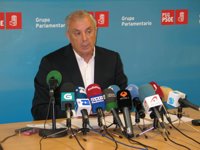 (AM.) Pachi Vázquez dice que Feijóo era alto cargo y "amigo" de Dorado y que nadie puede ser presidente con esta "carga"