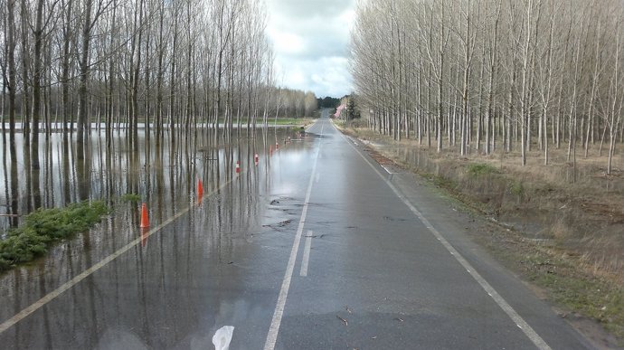 La carretera de Carbonero de Ahusín, inundada