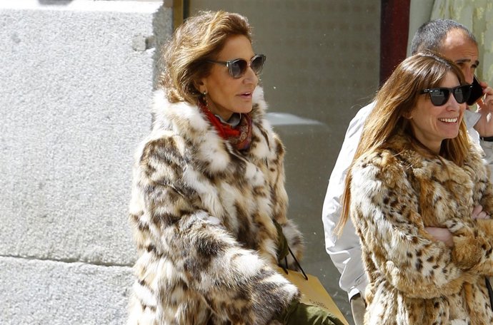 Nati Abascal pasea junto a una amiga el día de su cumpleaños