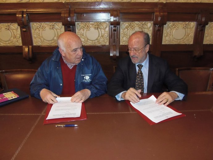 Adolfo Potente y Francisco Javier León de la Riva firman el convenio