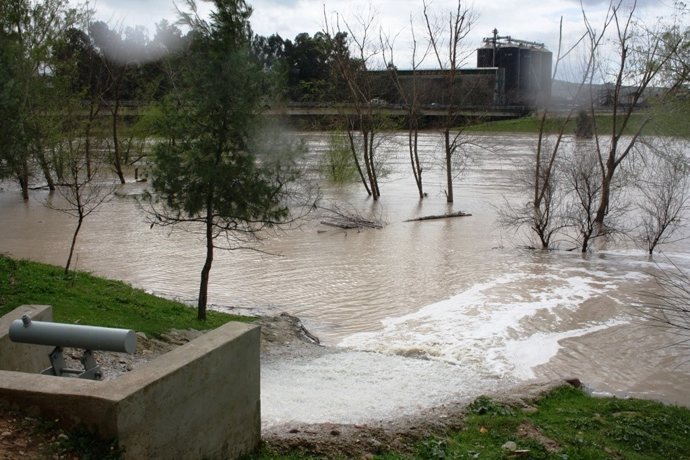 Salida de agua de bombeo desde el Polígono Miranda de Andújar.