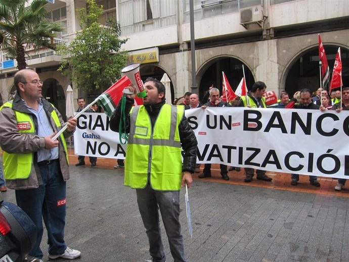 Empleados de Giahsa, ante la sede de la Diputación. 