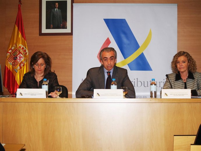 El secretario de Estado de Hacienda, Miguel Ferre y Beatriz Viana