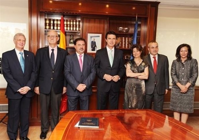 Miembros del CSN con el ministro de Industria