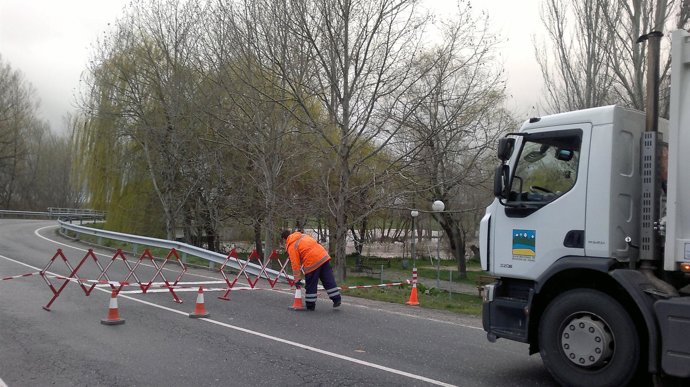 Vía cortada en Hontanares por el agua.