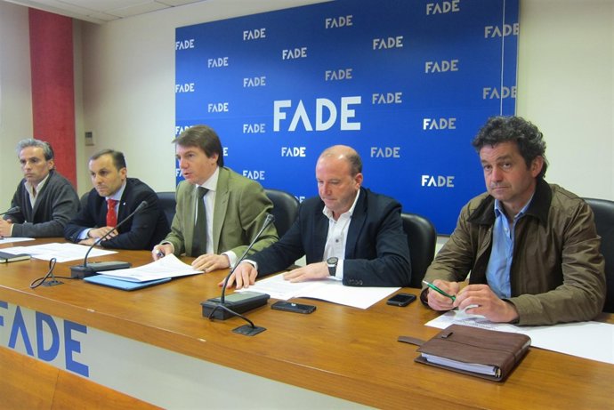 Almedia, en el centro, inicia la rueda de prensa. 