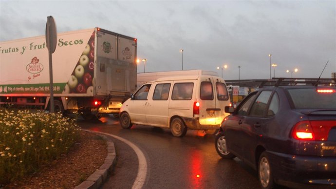 Colapso de tráfico a la entrada de Mercasevilla.