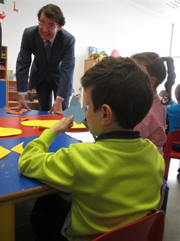 Alfonso Fernández Mañueco junto a niños en la ludoteca de Vistahermosa.