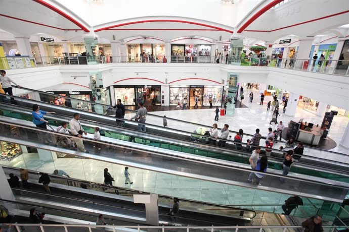 Imagen de público en el Centro Comercial Los Arcos. 