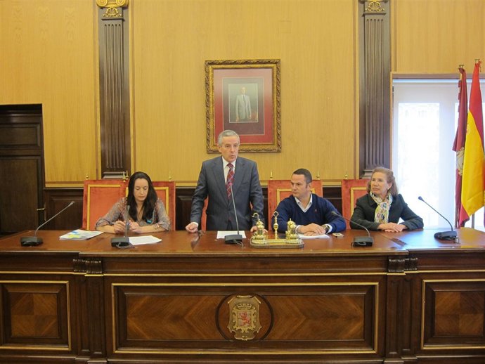  Emilio Gutiérrez (De Pie) En El Acto De Recepción En El Día Del Autismo