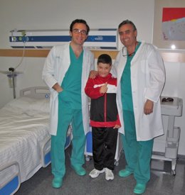 Los doctores Domingo Sicilia y Joaquín Galache, junto con el niño Moussa Bretel