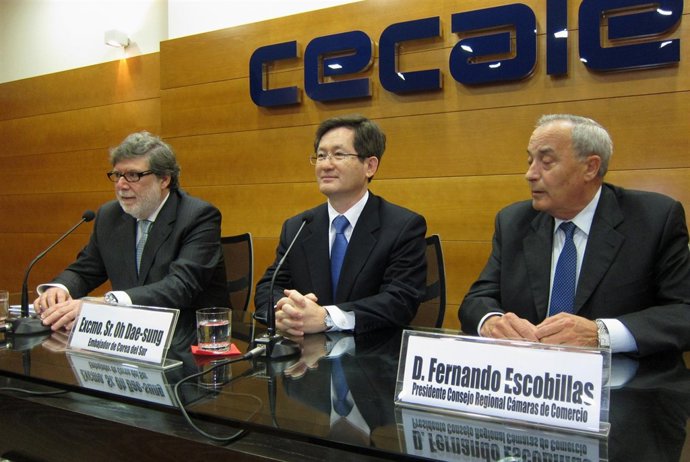 Dae-sung, en el centro, en una rueda de prensa