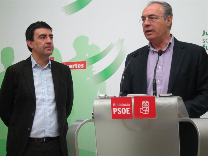 Mario Jiménez observa a Juan Pablo Durán